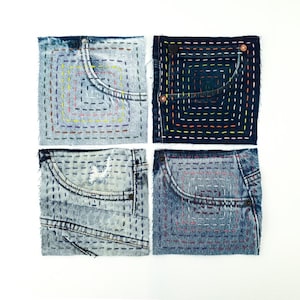 Può includere: Quattro quadrati di denim con diversi motivi di cucitura colorati. Ogni quadrato ha una tasca con un motivo di cucitura a contrasto.