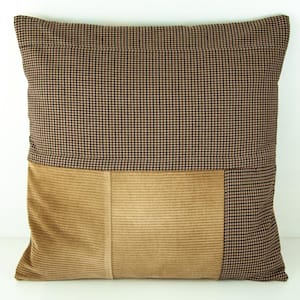 Puede incluir: Coj&iacute;n decorativo cuadrado con dise&ntilde;o bicolor. La mitad superior presenta un patr&oacute;n de cuadros marrones y negros, mientras que la mitad inferior es de pana beige. Un art&iacute;culo de decoraci&oacute;n del hogar neutro.
