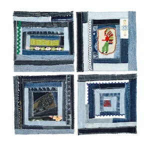 以下が含まれることがあります： 異なるデザインのデニムパッチワークの正方形コースター4枚。各コースターは、さまざまな青色のデニムと装飾的なアクセントを組み合わせたレイヤーデザインが特徴です。1つのコースターは緑と黄色のデザイン、もう1つは赤と緑の刺繍された人物、2つは青と白のデザインです。