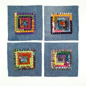 Puede incluir: Cuatro cuadrados de mezclilla con diseños de patchwork coloridos y intrincadamente cosidos. Cada cuadrado presenta un cuadrado central multicolor rodeado de anillos concéntricos de varias telas y colores, creando una apariencia texturizada y artesanal.