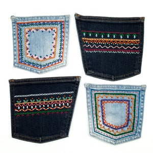Può includere: Quattro tasche di jeans con ricami colorati. Ogni tasca ha un design diverso con una varietà di colori, tra cui rosso, arancione, giallo, verde, blu e rosa.