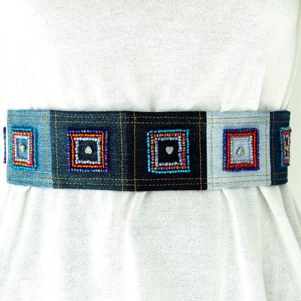 Large ceinture en denim recyclé, patchwork de perles, coeurs, rocailles, broderie à la main, artisan, bohème hippie, tissu, ceinture, femme, bleu, multicolore