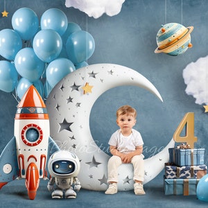 Puede incluir: Un niño se sienta en una luna creciente blanca con estrellas, rodeado de globos azules, un cohete, un robot y un número cuatro dorado. Hay nubes y un planeta en el fondo.