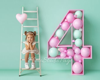 4.4 vier Geburtstag Foto Hintergrund für Baby Mädchen Hintergrund. Auf der weißen Leiter sitzen und die Luftballons feiern