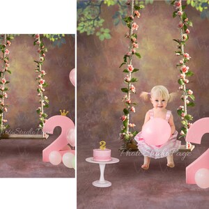 Könnte beinhalten: Ein rosa-weißer Geburtstagshintergrund mit einer Schaukel, zwei rosa Zahlen 2, einem Kuchen und Ballons. Der Hintergrund hat ein florales Design und einen braunen Hintergrund.