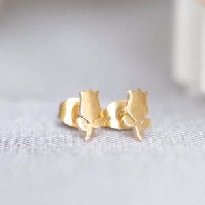 Boucles d’oreilles Tulip Stud | Boucles d&#39;oreilles | mini boucles d&#39;oreilles clous or | Cadeau petite amie | Boucles d&#39;oreilles clous en acier inoxydable | Boucles d&#39;oreilles | boucles d&#39;oreilles en or