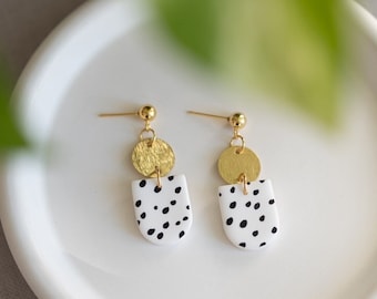 Boucles d’oreilles en argile polymère | MADITA | Boucles d'oreilles en argile | Boucles d’oreilles déclaration | fait à la main | pointillé blanc | Cadeau petite amie | Des boucles d'oreilles