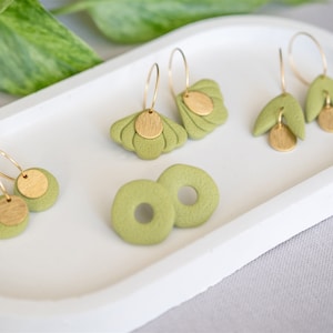 Polymer Clay Ohrringe | LINDGRÜN goldene Creolen | Ton Ohrringe | Statement Ohrringe | handgefertigt | Geschenk Freundin | Ohrschmuck