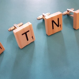 Par peculiar de abotoaduras – letras diferentes conforme necessário – ideal para noivos, padrinhos, recepcionistas ou apenas para incrementar as mangas da camisa!