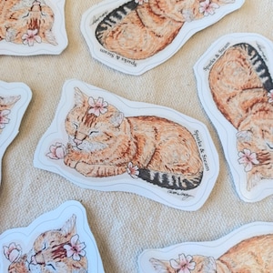 Naklejka winylowa Blossom Kitty, Naklejki wiosenne, Naklejka z uroczym pręgowanym kotem, Naklejka z kociakiem, Dekoracja domu z kotem, Prezent dla właściciela kota, Unikalna sztuka ze zwierzętami