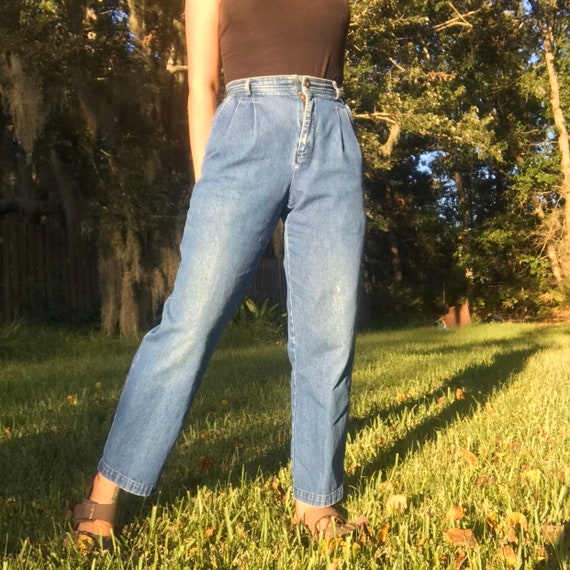 Vintage 1980s high waisted medium wash pleated str