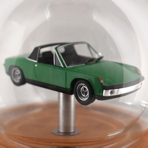Auto in Flasche "VW-Porsche 914/4 (1972) Grün 1:43" in mundgeblasener Flasche 500ml