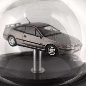 Auto in Flasche "Opel Calibra Turbo 4x4 (1992) Grau 1:43" in mundgeblasener Flasche. Die Geschenkidee