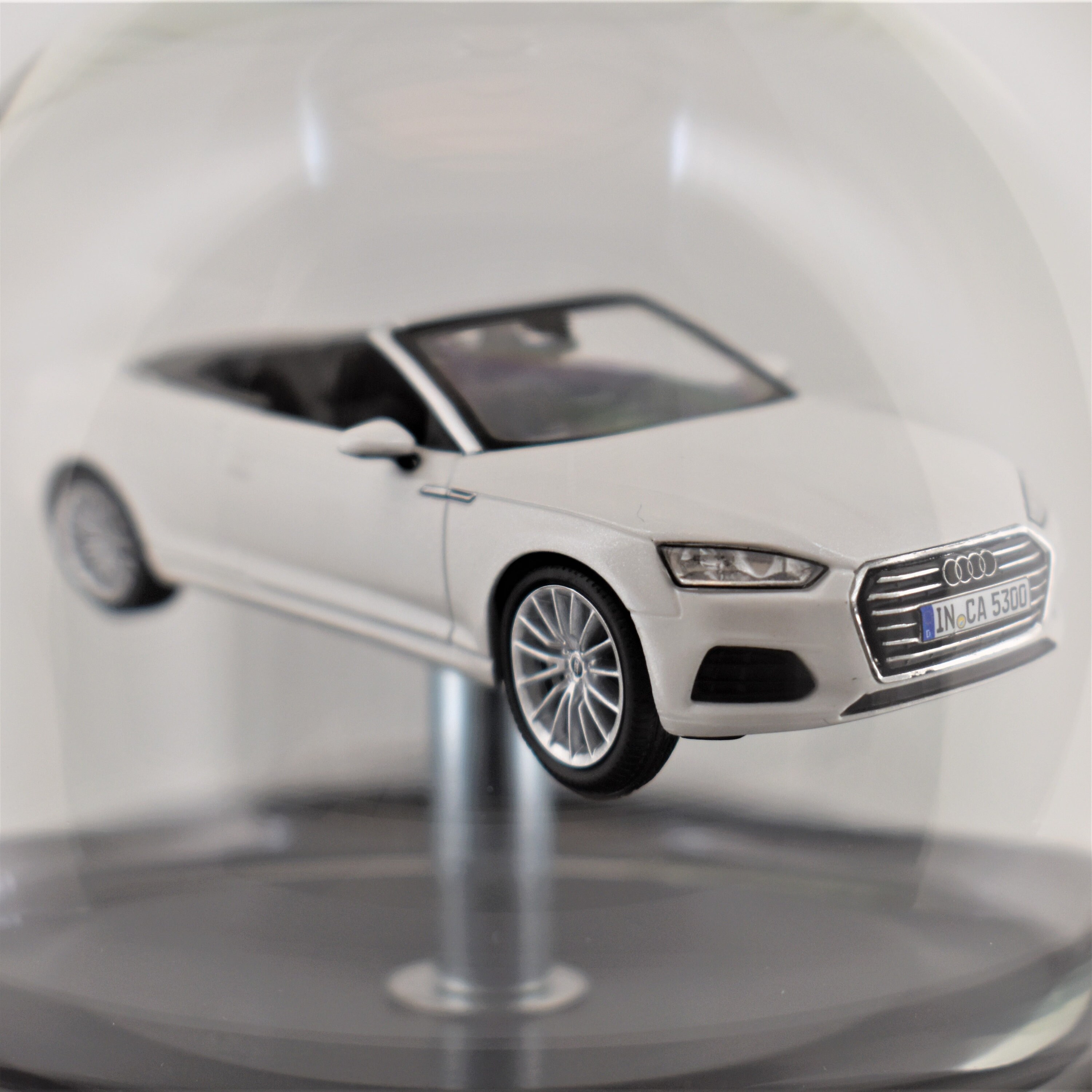 Magic-Flasche Audi A5 Cabriolet Baujahr 2017 weiß 1:43 in