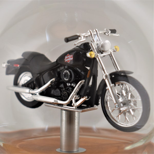 Motorrad in Flasche "Harley-Davidson (2002) FXSTB Night Train 1:24" in mundgeblasener Flasche 500ml