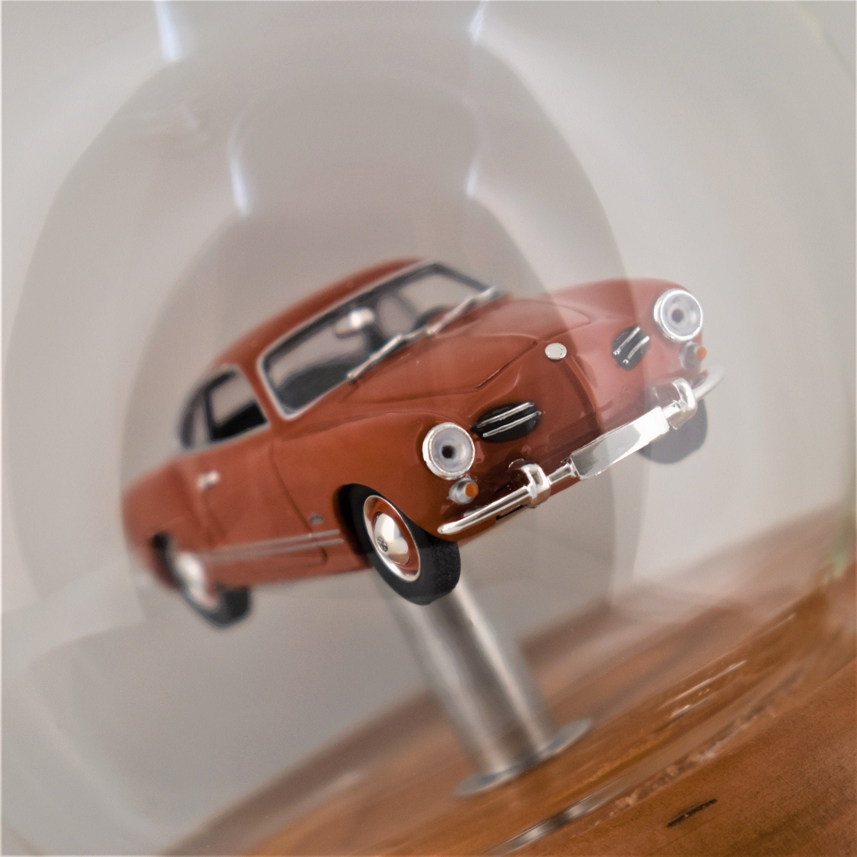 Welly VW Karmann-Ghia Coupé Klassiker Oldtimer Türen zum öffnen ,rot, ,NEU‘‘ 
