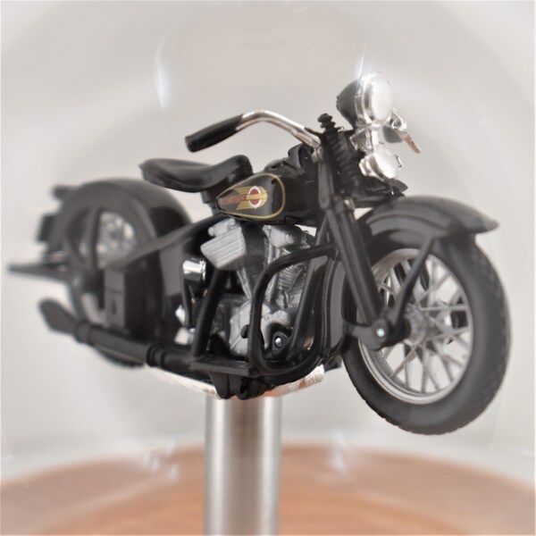 Magic-Flasche "Harley-Davidson 1936 EL Knucklehead 1:24" in mundgeblasener Flasche. Die Geschenkidee