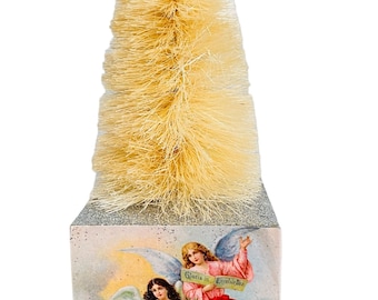 Árbol de cepillos para botellas con brillo: árbol dorado claro sobre un soporte cúbico con brillo y ángulos