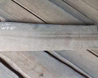 Könnte beinhalten: Ein hellgraues Holzbrett mit natürlicher Holzmaserung. Das Brett ist 91,44 cm lang und 22,86 bis 25,4 cm breit. L 36" W 9-10"