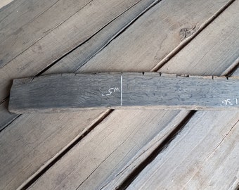 Könnte beinhalten: Ein dunkelgraues Holzbrett mit weißen Markierungen. Die Markierungen lauten "1.5M" und "95.7".