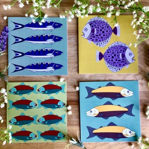 Viskaart. Kleurrijke makreelvis blanco wenskaart voor verjaardag, bedankt, kerst. Retro kunst illustratie vissen cadeau. GRATIS verzending in het VK