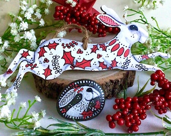 手描きの大きなクリスマスウサギのギフトセット。雪に覆われた北極ウサギと小石が吊るされています。スコットランドで描かれた、愛らしいクリスマスギフトデコレーションです。