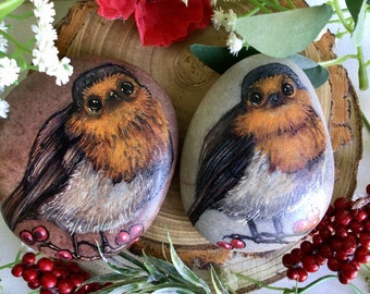 Realistic handpainted Scottish robin pebble. Robin stone painted in Scotland. Wedding gift, ornament or paperweight for bird lovers