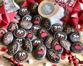 3 袋に入った手描きのクリスマス小石。かわいいクリスマスプディング、ジンジャーブレッドマン、文字入りのロビン小石。クリスマスプレゼントの詰め物、サンタギフトの装飾