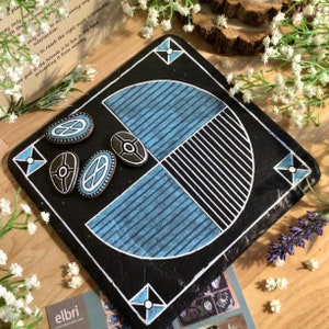 Juego de mesa de pizarra y piedra pintada a mano. Umul Gonu. Regalo inusual hecho en Escocia. Antiguo juego de estrategia