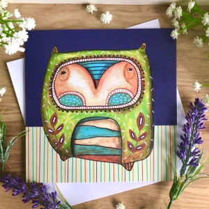 Regenbooguil. Eigenzinnige blanco wenskaart: verjaardag, bedankje, feest, cadeau voor dierenliefhebbers. Decorprint wenskaart Gratis verzending in het VK