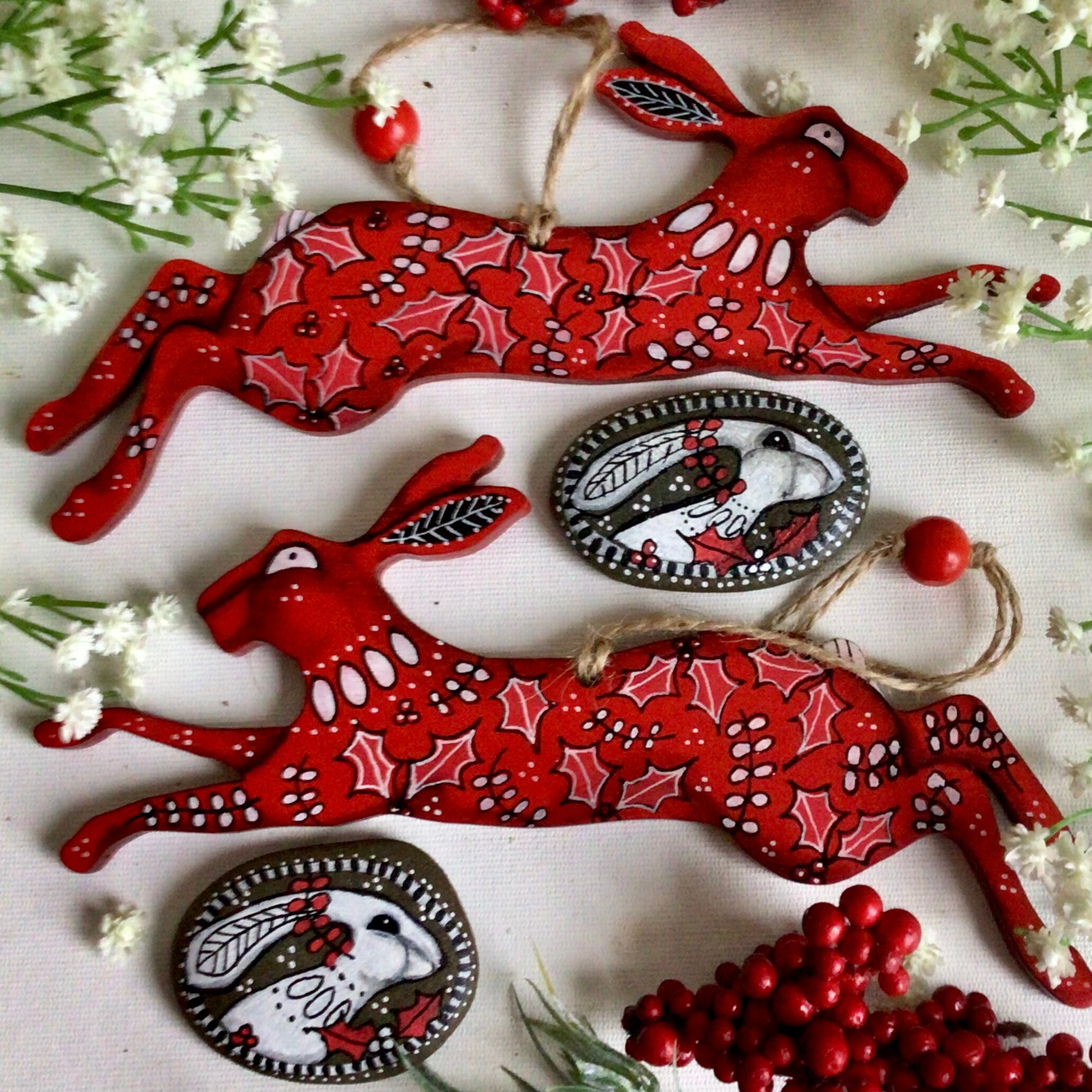 手描きの大きなクリスマスウサギのギフトセット。吊り下げ式の木製の赤いウサギと小石のセット。スコットランドで描かれた、愛らしいクリスマスギフトデコレーションです。