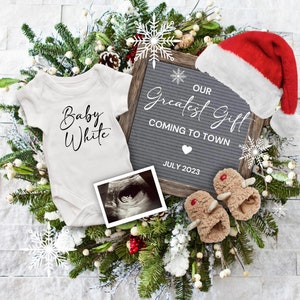 Anuncio de embarazo de Navidad digital, tablero de cartas de embarazo de redes sociales de Santa Baby, noticias más maravillosas, nuestro mejor regalo plano