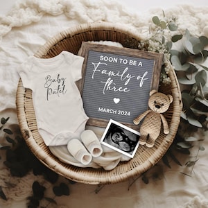 Anuncio digital de embarazo del primer bebé, revelación de embarazo editable, revelación de bebé de una futura familia de tres, diseño plano de embarazo