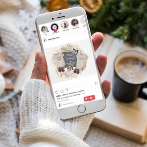 Pu&ograve; includere: Uno smartphone che mostra un post di Instagram con una foto di un annuncio di nascita. Il post presenta un cartello di legno con il testo "Le cose migliori della vita sono inaspettate. Amiamo i nostri gemelli." La foto &egrave; circondata da una ghirlanda di uncinetto bianca con due paia di minuscole scarpine per neonati.