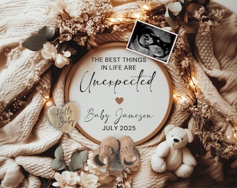 Può includere: Annuncio di gravidanza con un cartello rotondo in legno che recita "The best things in life are Unexpected", il nome "Baby Jameson" e la data "July 2025". L'immagine include un'ecografia, scarpine e un orsacchiotto.