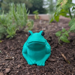 Whimsical Frog Statue – 3D Printed Garden Decor – Cute Amphibian Figurine – Eco Friendly Gift – Toad Ornament for Desk or Shelf