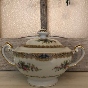 Pretty little vintage sugar bowl