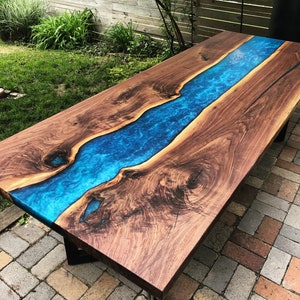 Konferenztisch Fluss in Schwarznuss mit blauem Epoxy