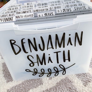 CALCOMANÍA con nombre para caja de archivos. Calcomanía para caja de recuerdos para niños. Calcomanía para bolso Milestone. Calcomanía de vinilo con nombre. Calcomanía con nombre personalizada. Calcomanía personalizada para niños