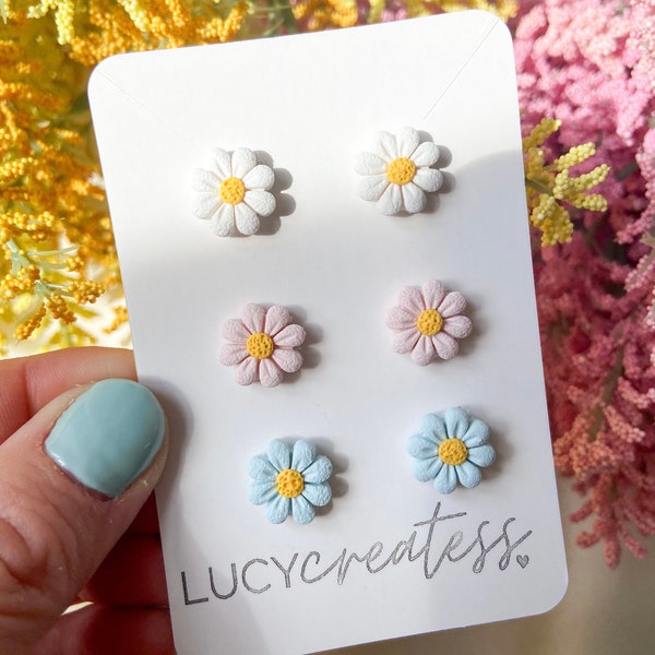 Boucles d'oreilles marguerite en argile. Boucles d'oreilles printanières. Studs d'été. Boucles d'oreilles fleurs. Clous d'oreilles tendance. Boucles d'oreilles pendantes. Cadeau pour elle. Chute