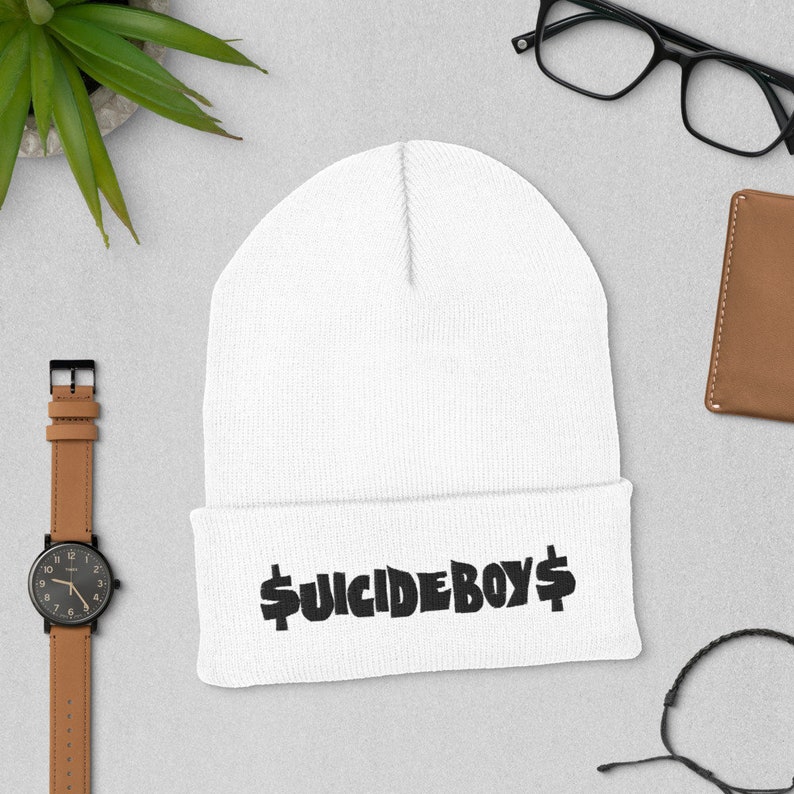 Puede incluir: Gorro blanco con un logotipo bordado en negro que dice "$UICIDEBOY$"