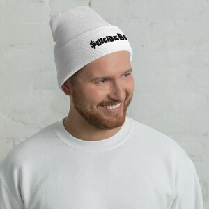 Puede incluir: Gorro blanco con texto bordado en negro que dice "$UICIDEBOY$ "