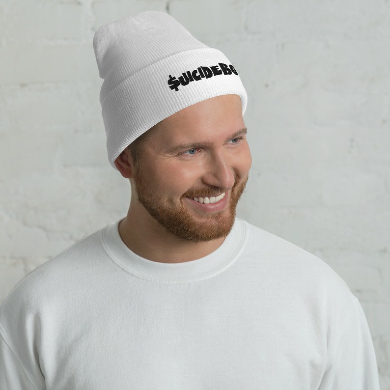 Puede incluir: Gorro blanco con texto bordado en negro que dice "$UICIDEBOY$ "