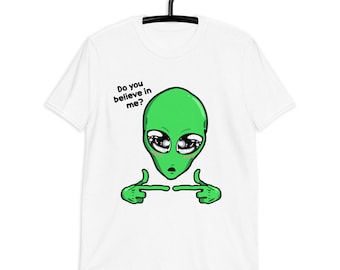 ¿Crees en mí? Camiseta / Alienígena verde con ojos grandes Camiseta unisex de manga corta / Linda camiseta alienígena ilustrada tímida