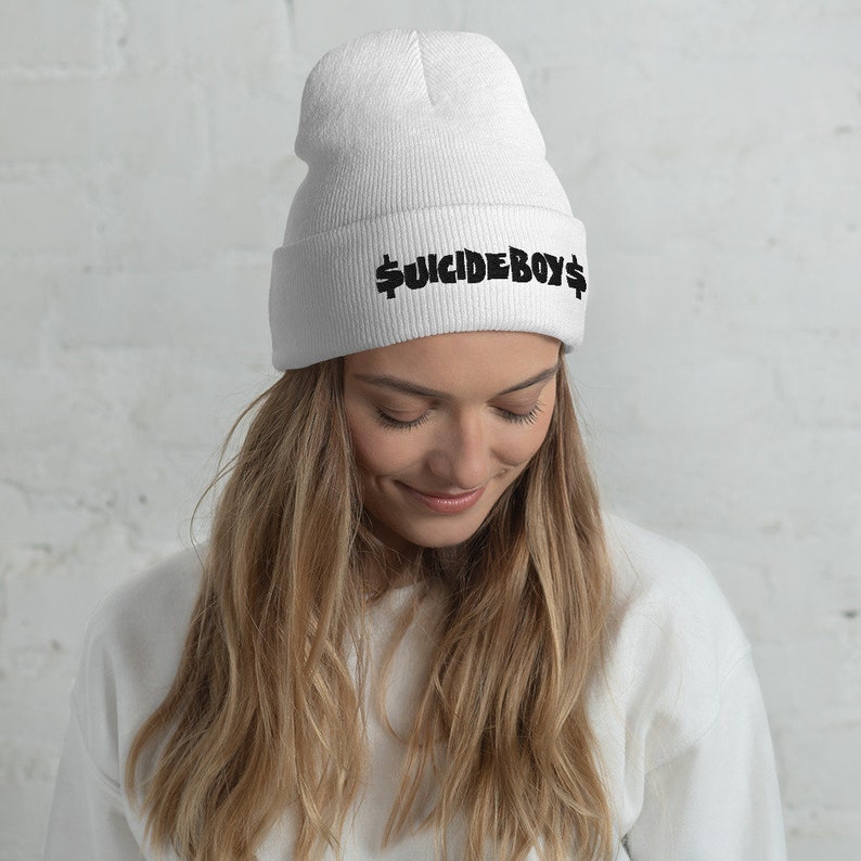 Puede incluir: Gorro blanco con el texto "$UICIDEBOY$" bordado en negro