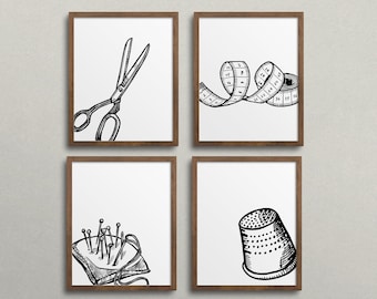 Puede incluir: Cuatro impresiones artísticas enmarcadas con herramientas de costura. Las impresiones representan unas tijeras, una cinta métrica, un alfiletero con alfileres y un dedal. Cada ilustración es en blanco y negro, sobre un fondo blanco, y enmarcada en un marco de madera marrón.