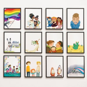 Op de afbeelding: Een verzameling ingelijste kunstdrukken met diverse illustraties. De kunstwerken bevatten afbeeldingen van mensen, dieren en scènes met thema's als inclusiviteit, familie en LGBTQ+-trots. De prints worden tegen een witte muur getoond.