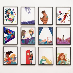 Op de afbeelding: Een verzameling van twaalf ingelijste kunstdrukken. De prints tonen kleurrijke illustraties van mensen in verschillende scènes, waaronder figuren in beweging, lezend en met elkaar in interactie. De kunstwerken worden op een witte muur getoond.