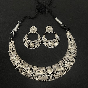 Gargantilla Hasli de plata oxidada: collar tribal Rajwadi con estilo