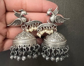 Brincos Jhumka de pássaro de prata alemã oxidada: joias tribais indianas